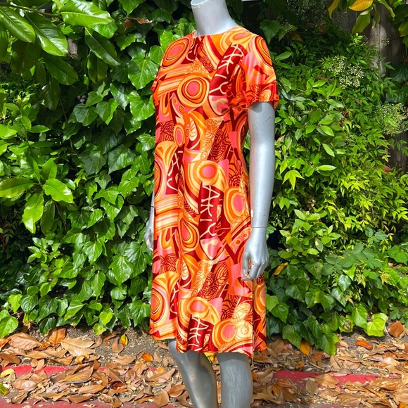 1960s Groovy Psychedelic Print Shift Dress - Picture 3 of 8